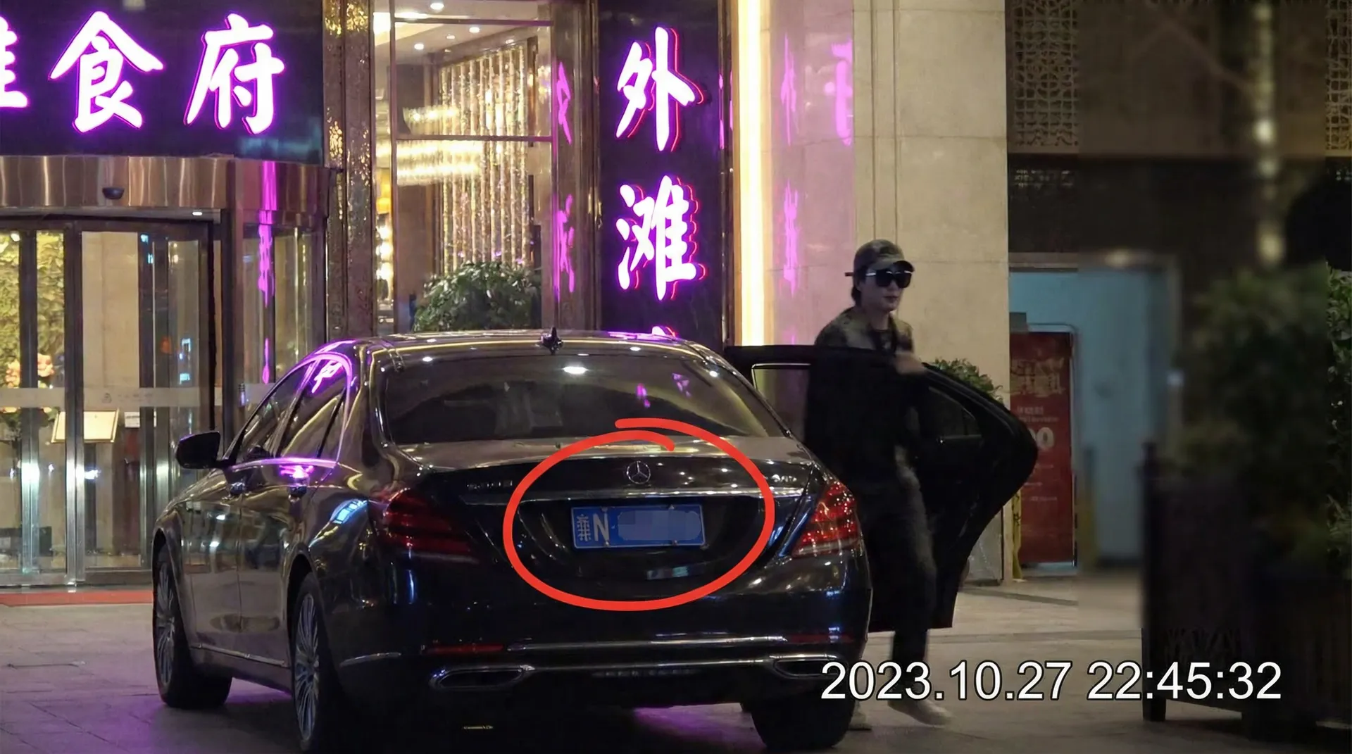 万博网址 - 豪车餐厅外被拍